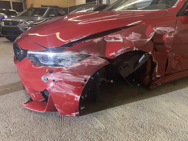 Das Fahrzeug des Junglenkers wurde stark beschädigt. Foto: Polizei AG