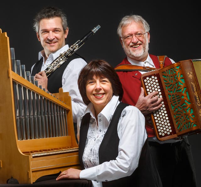 Dani Häusler, Maryna Burch und Willi Valotti (von links): Drei begnadete Musiker laden zum Benefizkonzert ein. Bild zVg