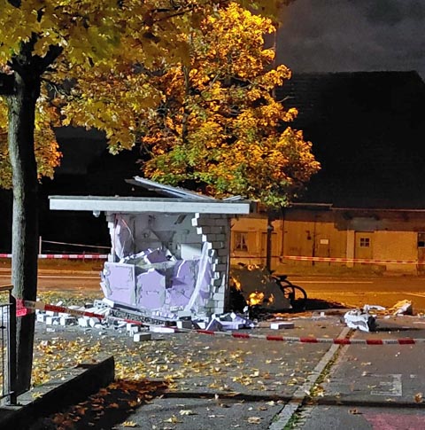 Der völlig zerstörte Geldautomat. Foto: Polizei AG 