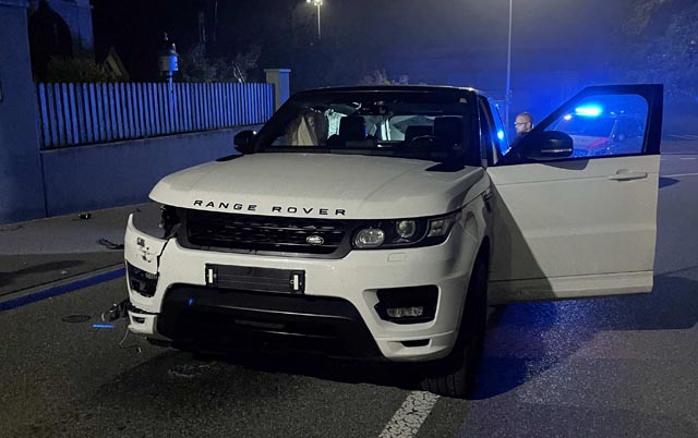 Der stark beschädigte Range Rover. Foto: Polizei AG