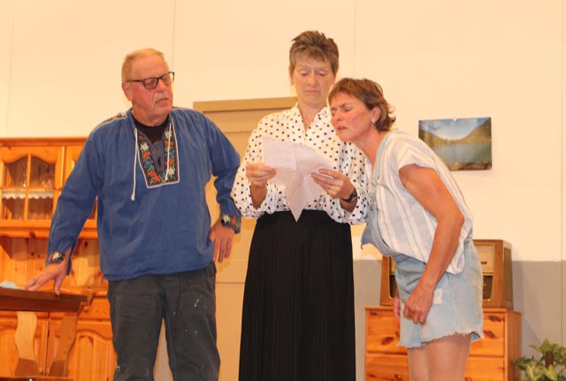 Das darf doch nicht wahr sein: Das vermeintliche Testament von Onkel Godi bereitet Rösi (Zita Burkart, Mitte) sowie Guschti (Hanspeter Wirz) und Annekäthi (Claudia Adler) einiges Kopfzerbrechen. Foto: Sonja Fasler