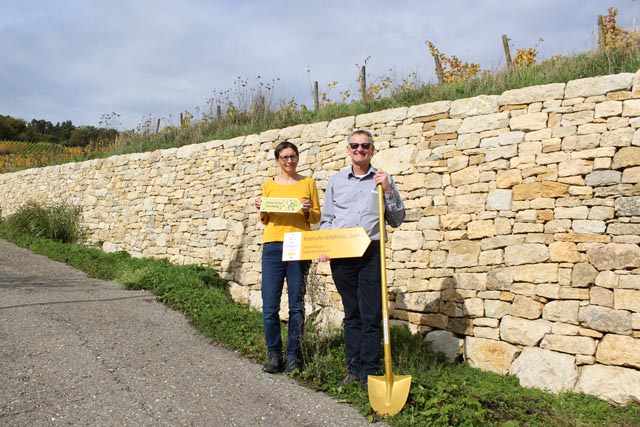 Symbolische Übergabe des Historischen Rundwegs an die Gemeinde (von links): Christine Neff, Geschäftsleiterin Jurapark Aargau, Peter Zimmermann, Gemeindeammann Schinznach. Foto: © Jurapark Aargau