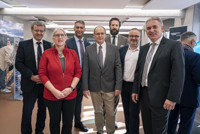 Franco Mazzi, Schulvorstandspräsident BZF und Stadtammann Rheinfelden, Sonja Brönnimann, Vorsitzende der Geschäftsleitung von ask!, Ozan Kaya, Rektor HKV Aarau und HKV Nordwest, Tom Krause, Rektor BZF, Christoph Büchli-Sen, Leiter Weiterbildung HKV Aarau und HKV Nordwest, Jürg Willi Verwaltungsratspräsident HKV Swiss, Alex Hürzeler, Landammann. Foto: zVg