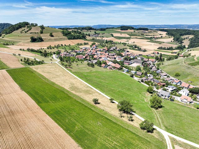Mandach eingebettet in die naturnahe Kulturlandschaft mit auffälligen alten Hecken, Buschgruppen und Hochstammbäumen am Siedlungsrand. Foto: © apiaster GmbH
