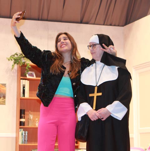 Influencerin Katy Flowervalley (Luana Rüegsegger) lässt keine Gelegenheit aus, ihre Folower an ihrem Leben teilhaben zu lassen. Da kommt ihr ein Selfie mit Schwester Constanza (Mirjam Hekele) gerade recht. Foto: Sonja Fasler