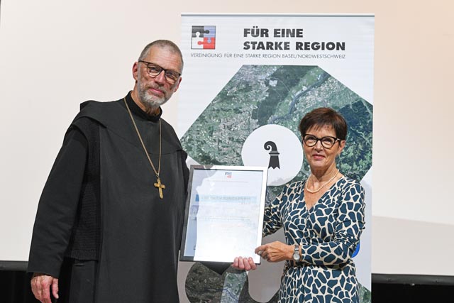 Abt Peter von Sury darf den Anerkennungspreis aus den Händen von Alt-Regierungsrätin Basel-Landschaft Elsbeth Schneider-Kenel entgegennehmen. Foto: zVg