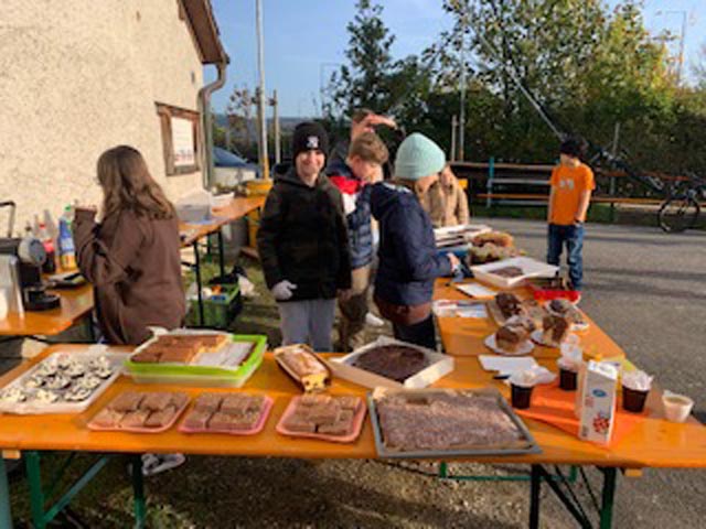 Die Schüler der 6. Klasse verkauften Kaffee und Kuchen. Foto: zVg