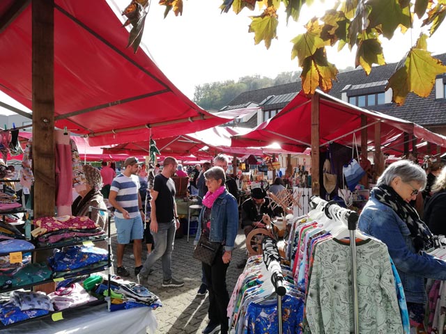 Strahlender Sonnenschein lockte viele Besucher auf den ersten Herbstmärt nach Mumpf Foto: zVg