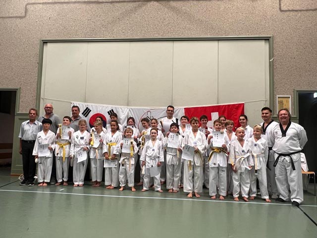 Stolze Prüflinge und zufriedene Trainer Foto: zVg