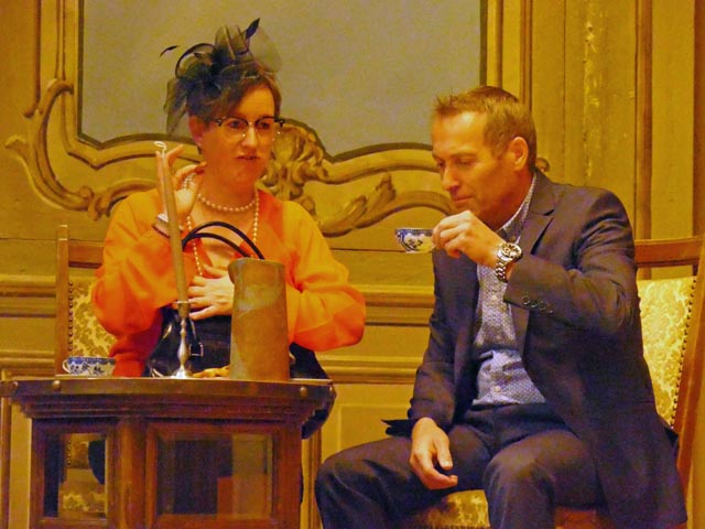 Nicht jeder ist der, der er zu sein scheint, bei der Krimikomödie «Schüsse im Schloss» die die Theatergruppe Eiken auf die Bühne bringt. Foto: Jörn Kerckhoff