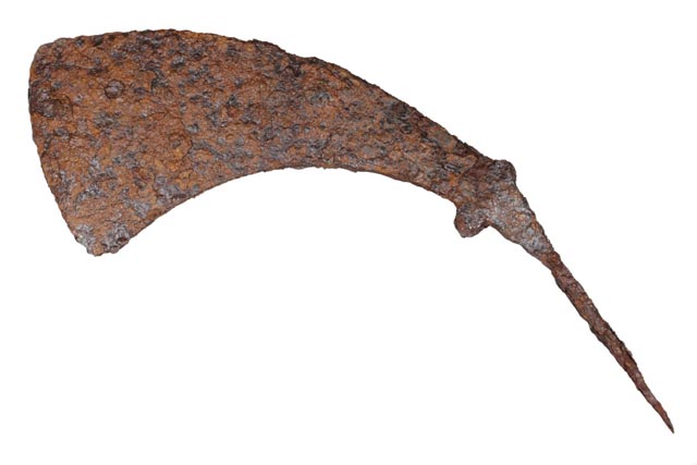 Die Ausnahme von der Regel bei der Suche mit dem Metalldetektor: Eine sogenannte Dolabra, eine römische Pionieraxt für Schanz- und Rodungsarbeiten, trug dazu bei, drei Wallanlagen als römische Übungslager zu interpretieren. Foto: Kantonsarchäologie Aargau