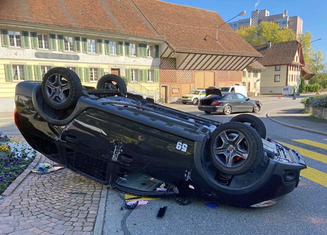 Nach Kollision auf dem Dach gelandet. Foto: Polizei AG 