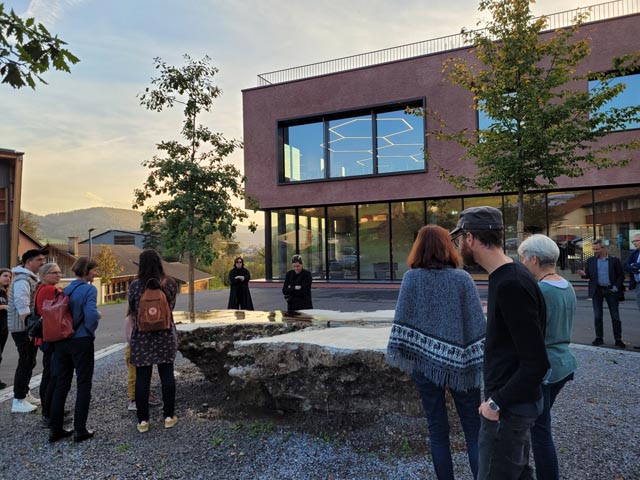 Die Gussskulptur «Anrichte» von Bob Gramsma nimmt auf dem Vorplatz des neuen Zentralgebäudes mehrere Funktionen ein: sie begrüsst, ist Treffpunkt, ein Brunnen und kann als Tisch (Anrichte) verwendet werden. Foto: zVg