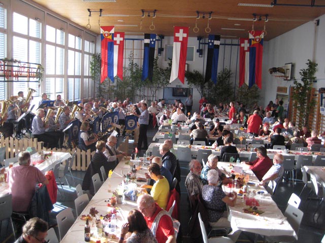 Fröhliche Stimmung bei Musig und Röschti in Hornussen. Foto: zVg
