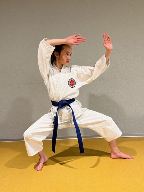 mal Karatekämpferin – Victoria Philipp hat viele Gesichter. Foto: zVg