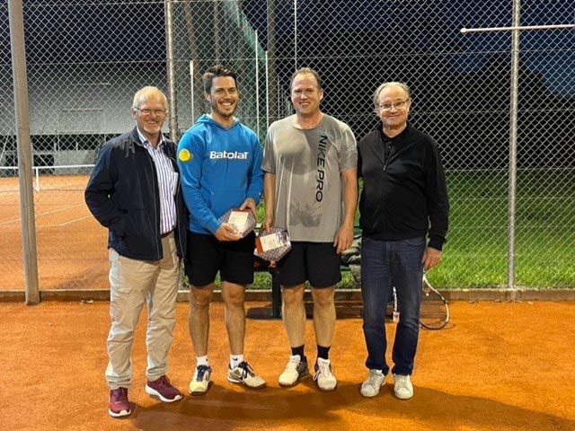 Der Laufenburger Tennis-Stadtmeister Christoph Rehmann (zweiter von links) und EDH-CEO Jörg Reichert (zweiter von rechts) flankiert von den beiden Projektleitern Daniel Lüscher links) und Christoph Grenacher (rechts). Foto: zVg