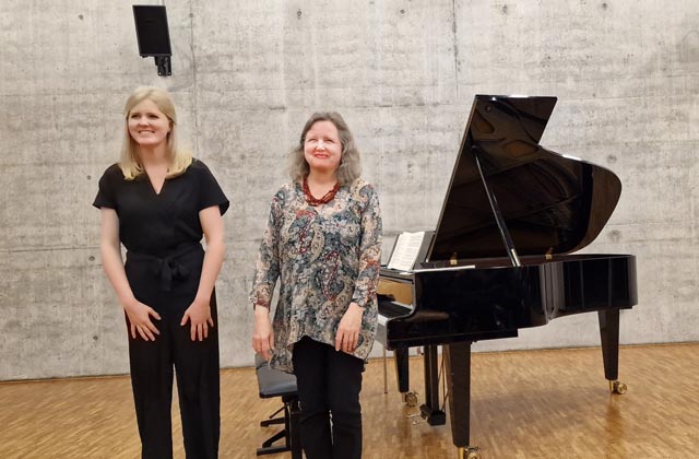 Bernadette (rechts) und Kathrin Schmidlin versetzten ihr Publikum in Verzückung mit ihrem anspruchsvollen vierhändigen Spiel. Foto: zVg