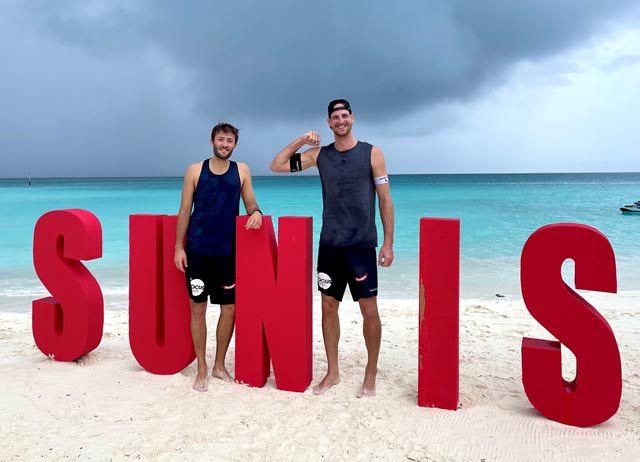 Leo Dillier (links) und Adi Heidrich freuen sich auf den Malediven über ihren ersten Top-10-Platz auf der Beach Pro Tour. Foto: zVg