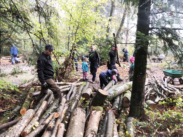 Mächtig viel z tun hatten die Papis, Grosspapis und Kinder am Waldplatz des Kindergartens Schupfart. Foto: zVg
