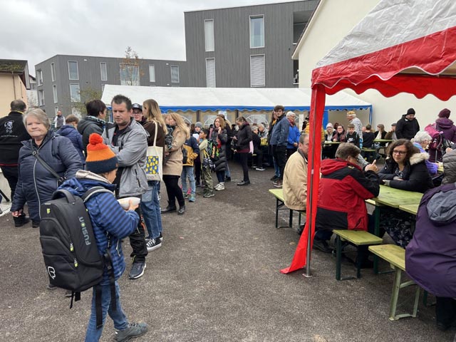 Anstehen für die Original Chaischter Mählsuppe und Co. Foto: Delian Hörth