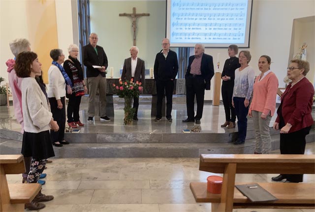 Das Bild zeigt den Kirchenchor im Martinigottesdienst vom letzten Sonntag beim Vortrag des «Schwizer Jödeli», was begeisterten Applaus auslöste. Foto: zVg