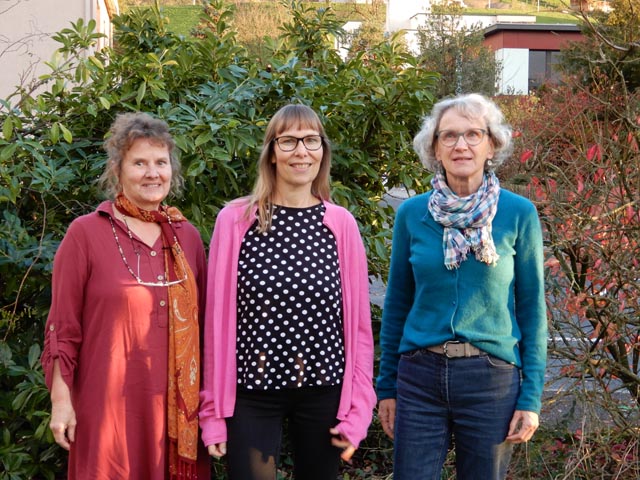 Die künftige Leiterin der Koordinationsstelle Jacqueline Loretan (mitte) mit den neuen Besucherinnen Brigitte Merkofer (links) und Dorly Weiss (rechts). Foto: zVg
