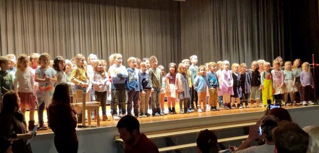 Die Kindergärtler und SchülerInnen der Klassen eins und zwei unterhielten die Gäste Mit Gesang, Gedichten und Tanz. Foto: zVg