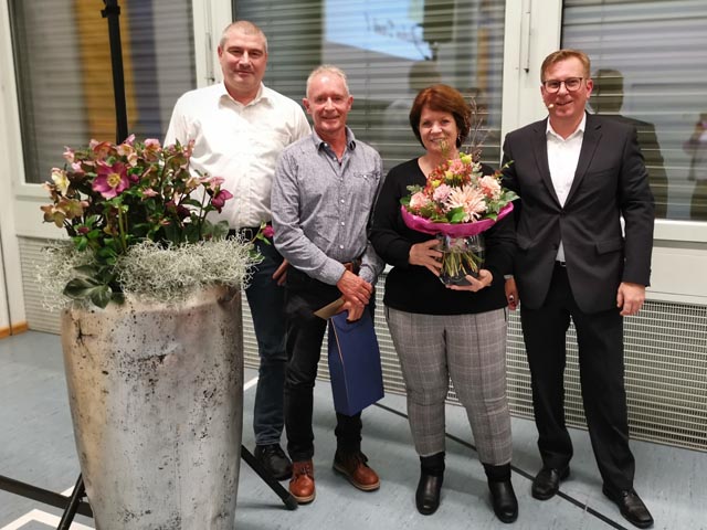Gemeinderat Pascal Kläusler, Egon Sibold, Claudia Sibold, Gemeindepräsident Christian Kramer (von links). Foto: Florian Wunderlin