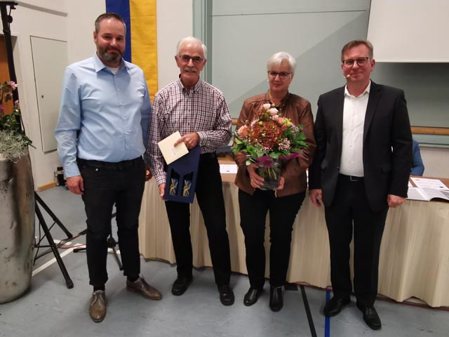 Gemeinderat Martin Hollinger, Robert Keller, Renate Keller, Gemeindepräsident Christian Kramer (von links). Foto: Florian Wunderlin