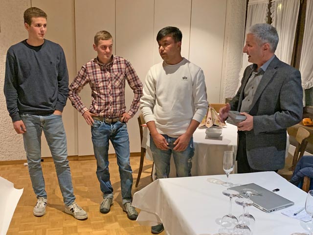 Michael Wetzel gratuliert den jungen Berufsleuten. Foto: zVg