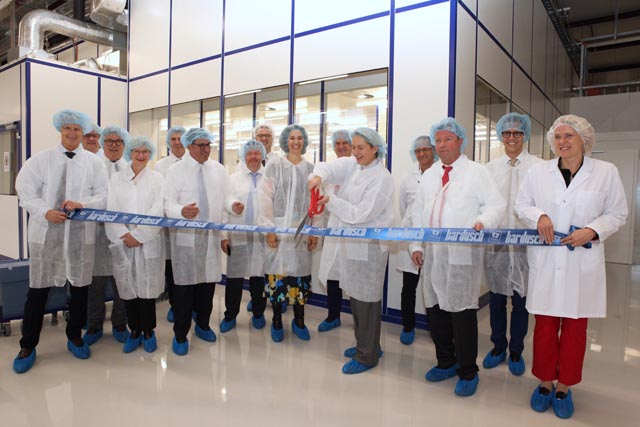 Feierliche Eröffnung im Beisein der Inhaberfamilie: Christina Bardusch-Haupt durchschnitt das Band. Foto: zVg