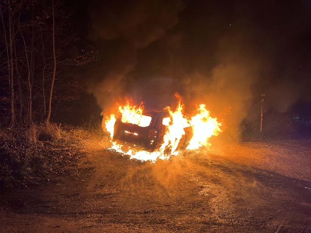 Das Fahrzeug brannte komplett aus. Foto: Polizei AG