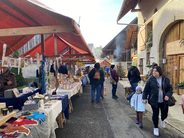 Der Zeiher Weihnachtsmarkt lud zum Flanieren ein. Foto: Sonja Fasler