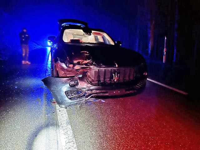 Der Lenker eines Maserati SUV realisierte das Bremsmanöver zu spät und kollidierte frontal mit dem Heck des abbremsenden BMWs. Foto: Polizei BL 