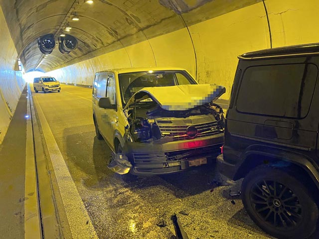 Am Dienstagmorgen kam es im Bareggtunnel in Fahrtrichtung Zürich zu einer Auffahrkollision. Foto: Polizei AG 