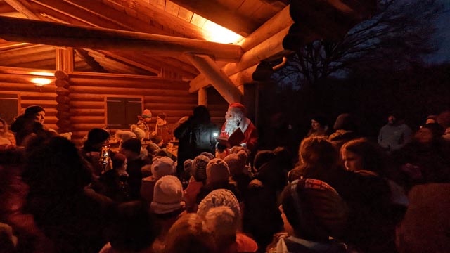 Der Samichlaus und Schmutzli besuchen die Kinder der Turnerfamilie Zeiningen. Foto: zVg