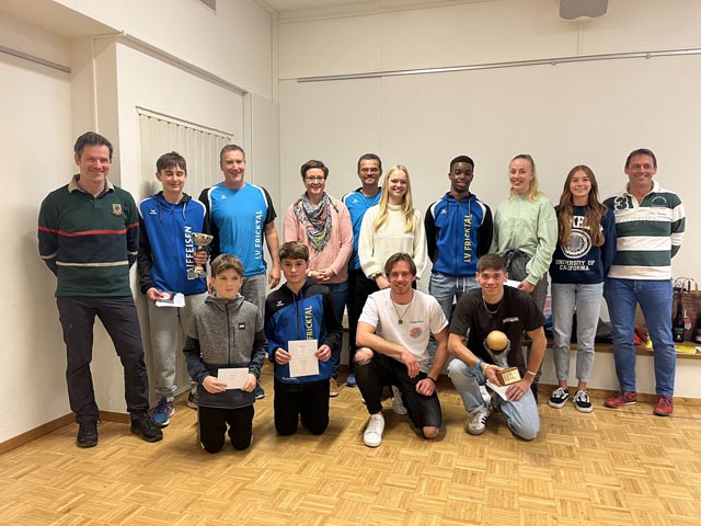 Ausgezeichnete Leichtathletinnen und -athleten mit ihren Coaches. Foto: Monika Ettlin