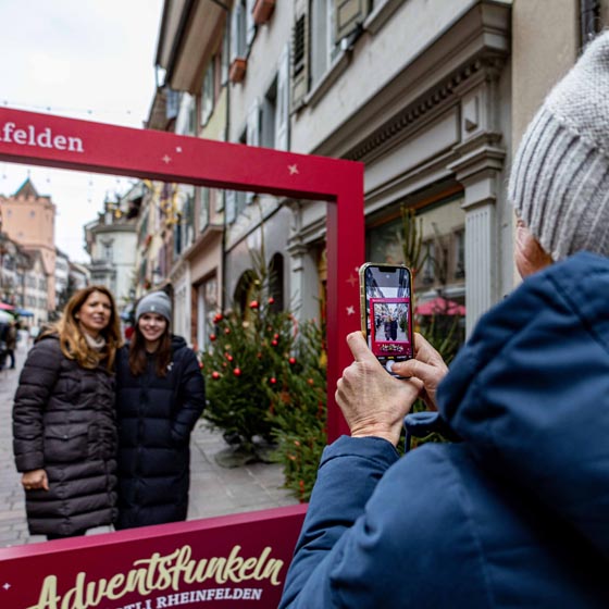 Die Selfie-Station in der weihnachtlichen Marktgasse in Rheinfelden. Foto: Markus Raub
