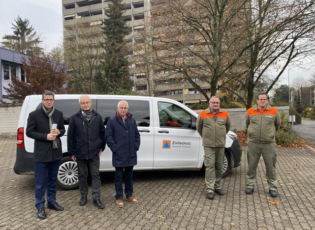 Von links: Roger Erdin (Stadtschreiber), Walter Jucker (Vize-Ammann Rheinfelden), Christoph von Büren (Chef RFO), Gerhard Zumsteg (ZSO-Kommandant) und Beat Bühler (Zivilschutzstellenleiter) vor einem Zivilschutzfahrzeug, das dank der Treibstoff-Notversorgung auch im Blackout-Fall fahren könnte. Foto: Sonja Fasler