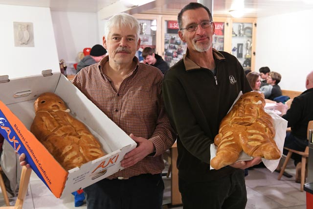 Willy Gutknecht und Giovanni Landi durften sich über die zwei Grittibänze als Preise freuen. Foto: Rolf Waldmeier