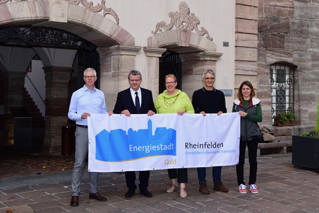  Rheinfelden ist Energiestadt Gold. Lorenz I. Zumstein (Stadtbaumeister), Franco Mazzi (Stadtammann), Claudia Rohrer (Ressortvorsteherin Bau und Umwelt), Reto Rigassi (Präsident Energie-kommission), Christine Arnold (Leiterin Stabstelle Umwelt Energie Mobilität) (v.l.)