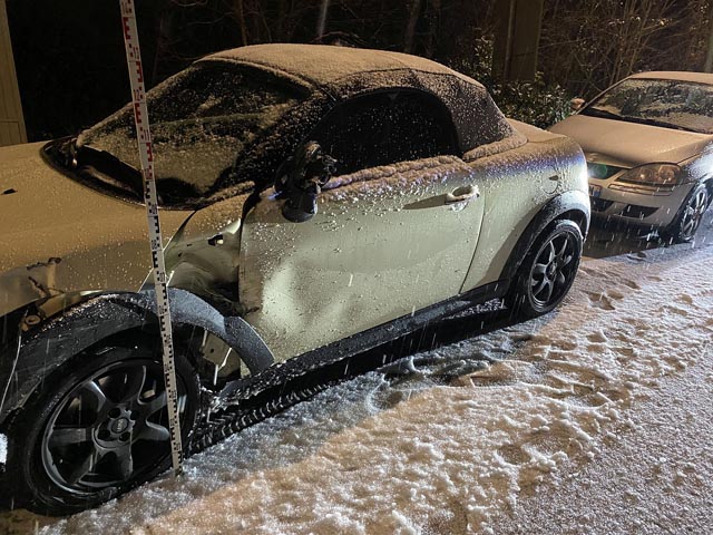 Das unfallverursachende Fahrzeug kollidierte heckseitig mit der Fahrerseite eines korrekt entgegenkommenden weissen Minis. Foto: Polizei BL