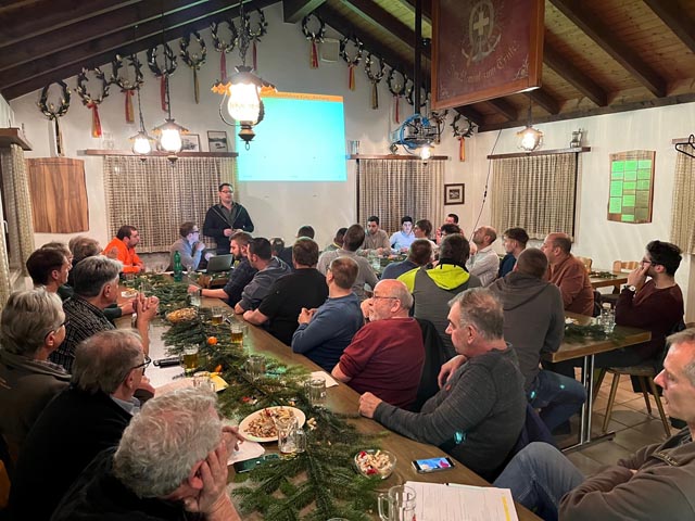 Fahrchef Fabian Frei bei seinem sportlichen Rückblick. Foto: zVg