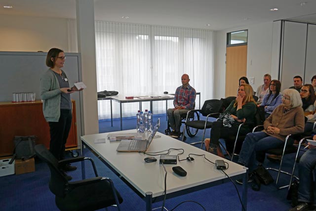 Interessiert hören Mitarbeitende der Gemeinde Magden dem Vortrag von Julia Kiefer zu, darunter auch Co-Referent Cornel Villiger (Mitte), Para-Cycler aus dem Freiamt. Foto: zVg