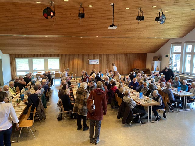 Ein paar schöne Stunden verbrachten die Senioren bei der Weihnachtsfeier, die die Frauen Herznach Ueken ausrichteten. Foto: zVg