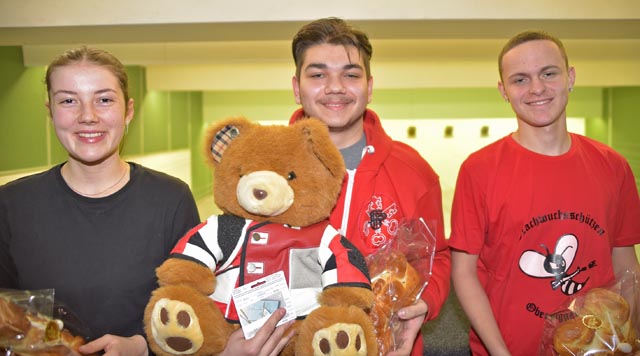 Die Spitze der U17-Gewehrschützen (von links): Luzia Jehle (2.), Sieger Ryan Durante und der drittklassierte Lazar Todorovic. Foto: wr