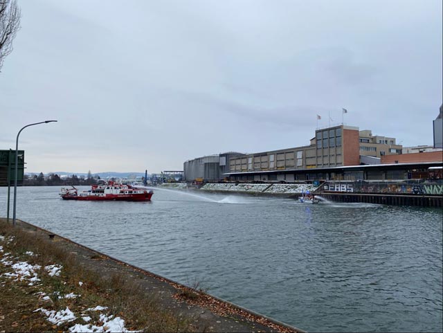 Bei Birsfelden lief Heizöl in den Rhein. Foto: Polizei BL