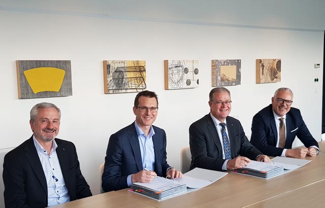 Am Montag, 19. Dezember, wurde der Vertrag für den gemeinsamen Ausbau unterzeichnet (v.l.: Urs Indermühle, Partner Manager FTTH Swisscom, Christoph Aeschlimann, CEO Swisscom, Dr. Hans-Kaspar Scherrer, CEO Eniwa, Konrad Broggi, Leiter EnerCom Eniwa). Foto: zVg