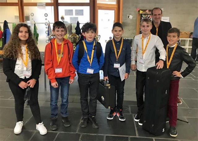 Das Bläserensemble «Young Players» mit Melody Beutler (Klarinette), Nick Keller (Schlagzeug), Fabio Müller (Posaune) Jaro Siegrist (Trompete), Domenico Stolz (Trompete) und Nils Uebelmann (Trompete). Foto: zVg