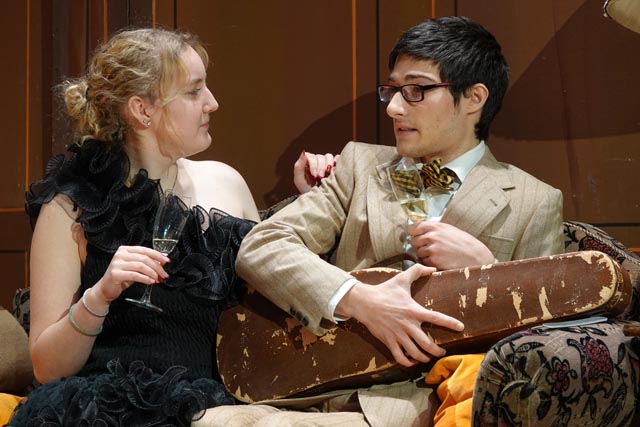 Techtelmechtel auf der Bühne mit Selina Spahn und Fabio Libonati. Foto: Peter Schütz